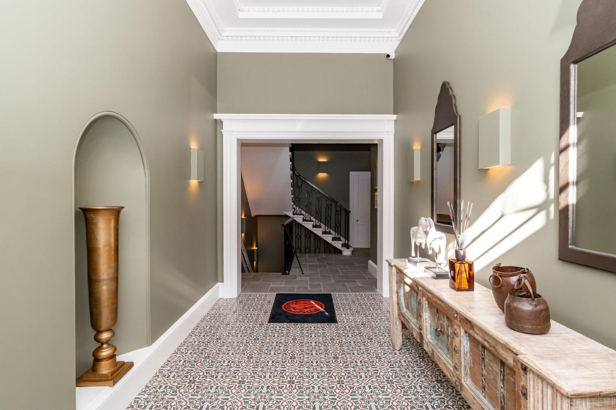 Dragon Suites Luxury Apartments At 8 Albyn Place — Photos 1